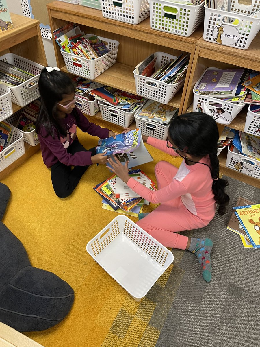 clarksonfirst's tweet image. Problem: our classroom library was not organzied and our buckets were overflowing. ❌
Solution: reorganize our library bins &amp;amp; create a poster teaching how to keep it clean!📚✨ #vaughnspringtraining #classroomlibrary #innovative @VaughnElemFISD
