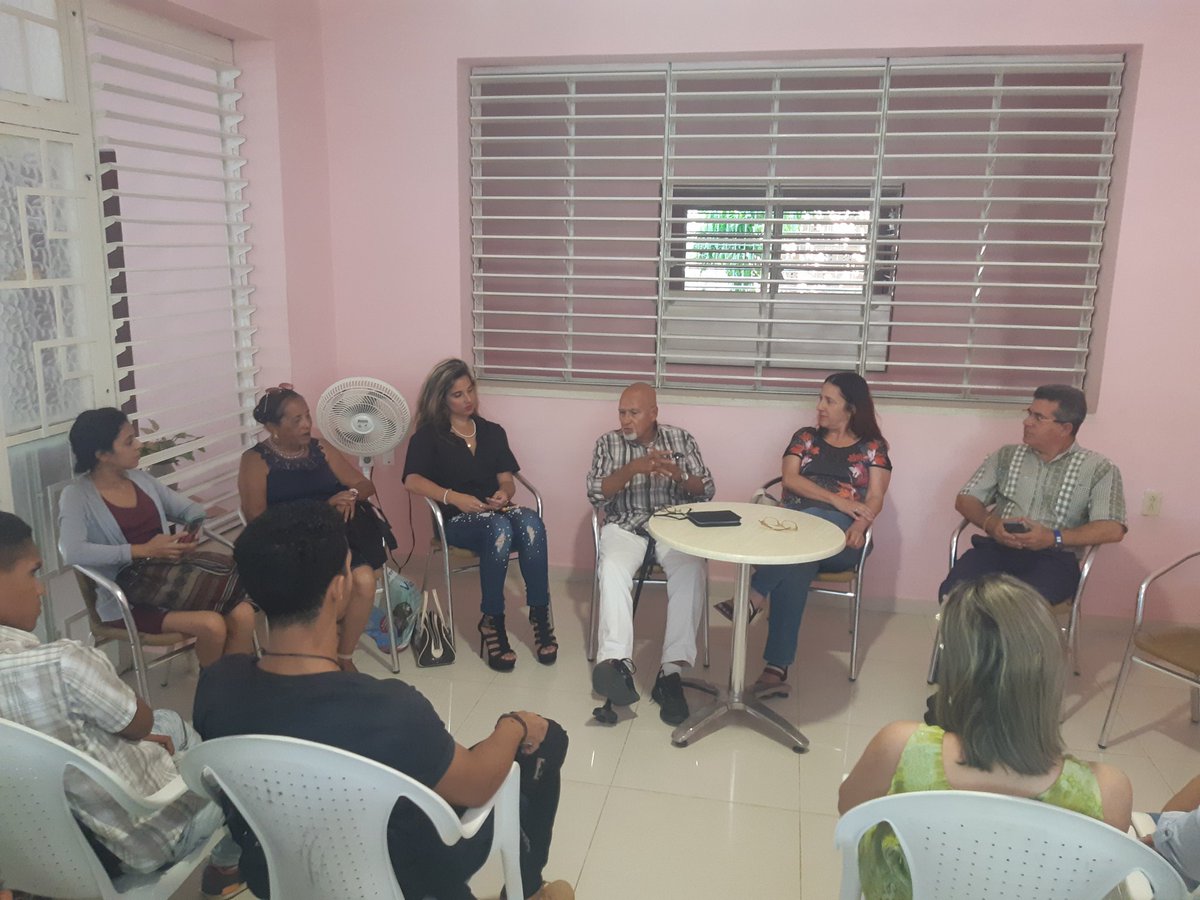 laprofedice_pod's tweet photo. La Escuela de #Periodismo en la @UOCuba. Profes y estudiantes en la casa de la UPEC @periodistascuba para intencambiar experiencias y ratificar la condición de #PERIODISTAS @DianaSedalYanes @vhugoleyva @AdrielBosch https://t.co/YwuZ2SPtBS