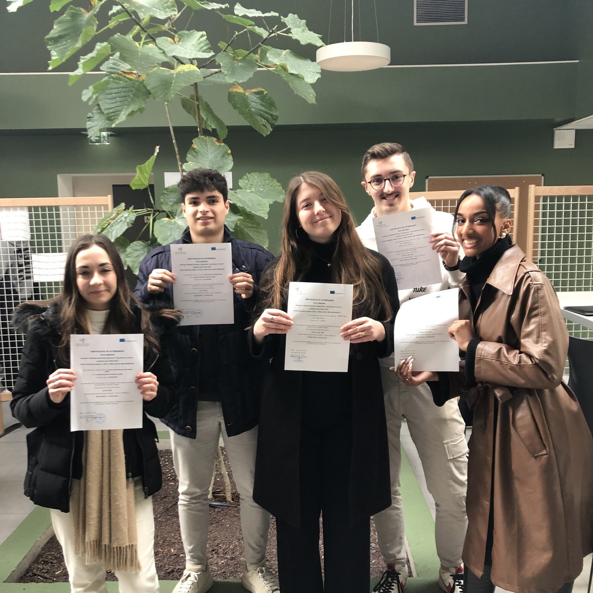 IUTdeLens's tweet image. 🌎 SEMAINE INTERNATIONALE : Last Day. Dernier Jour. 🌎

Cette semaine touche à sa fin et c'est donc le moment pour les projets eCoal 🔴 et BIP Tourism 🟡🟣 de présenter leur travail.

Un grand merci à tous pour l'implication, le travail et les échanges durant cette semaine.🙏