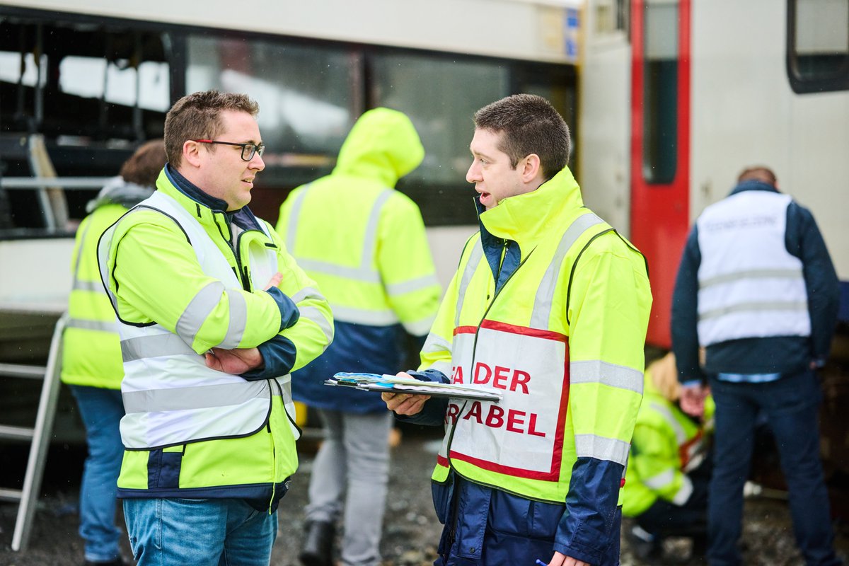 Enkele 📸 van de grootschalige rampoefening in 📍Hasselt vandaag! Op uitnodiging van <a href="/stadhasselt/">Stad Hasselt</a> namen we samen met <a href="/NMBS/">NMBS</a> deel aan de oefening, waarbij een <a href="/delijn/">De Lijn</a>-bus botste met een reizigerstrein. Een leerrijke dag om alle procedures, crisisplannen en samenwerkingen te testen!