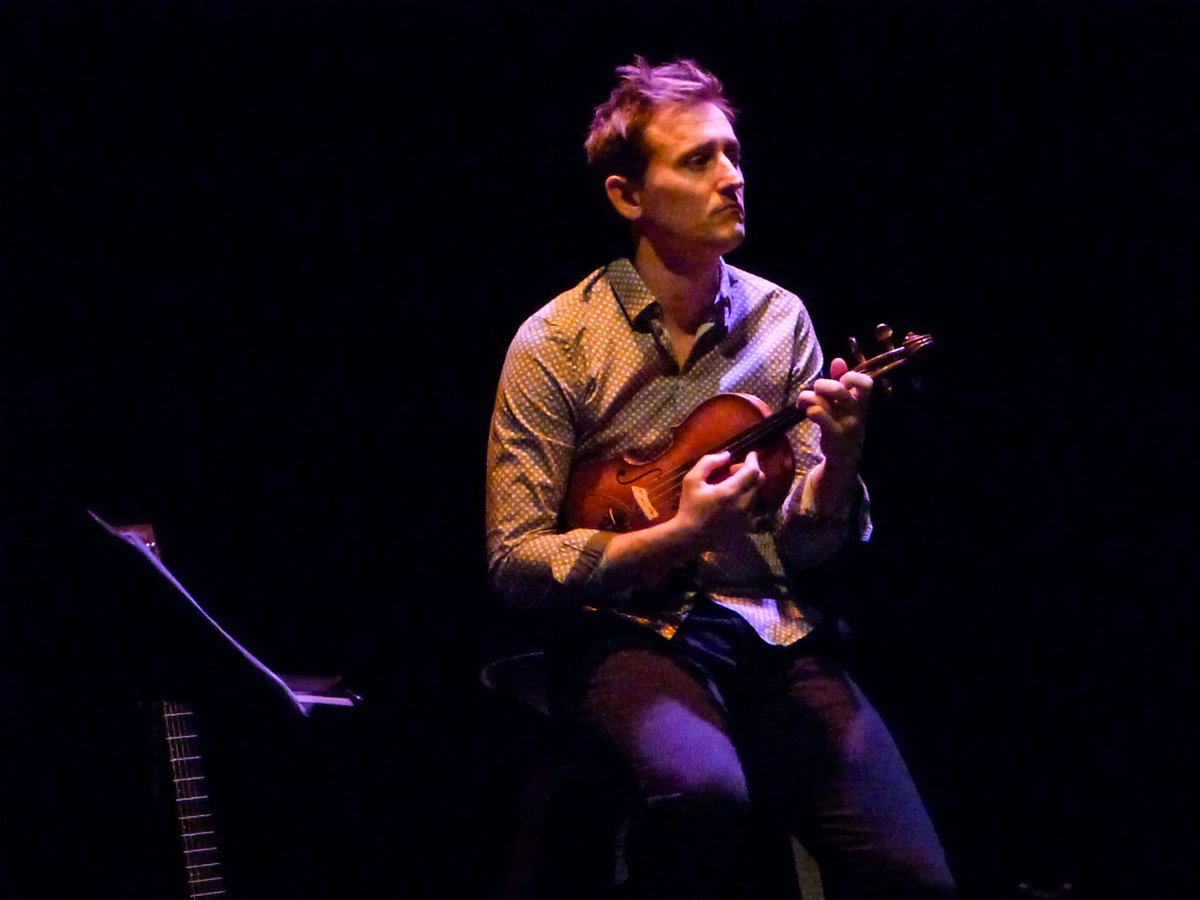 Ce soir à 19:30 "Nous sommes un poème" 
Représentation dans le bar du théâtre

Conception : Stanislas Roquette

Tarif spécial 10 et 5€

Renseignements et réservations au 03 22 22 20 20 ou par mail à accueil@comdepic.com