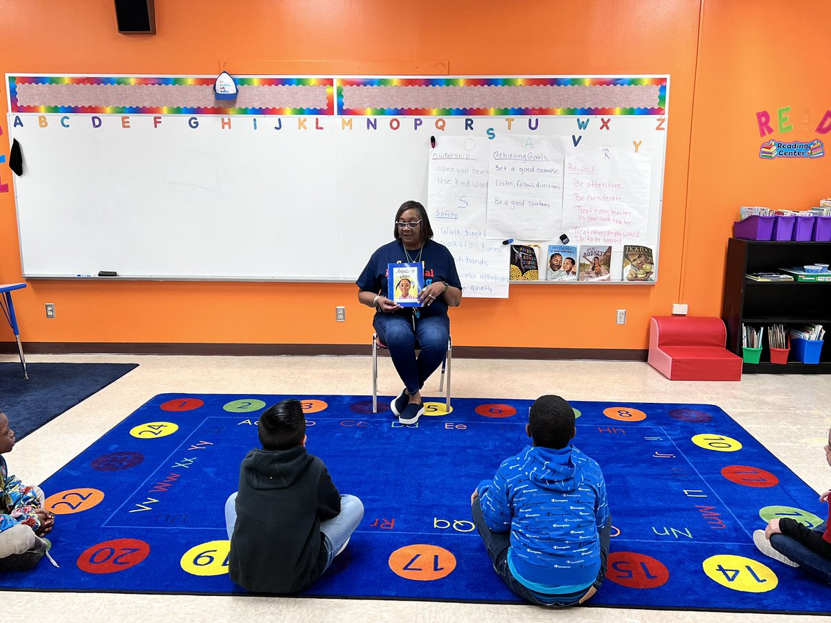 We encourage big dreams at Oates Elementary.  Just like “Amazing Grace”. Thank you Ms. Johnson for the inspirational Read-Aloud. #SELday <a href="/SEL4USA/">SEL4US</a> @SELHISD <a href="/HoustonISD/">Houston ISD</a> <a href="/HisdOates/">Oates_HISD</a>