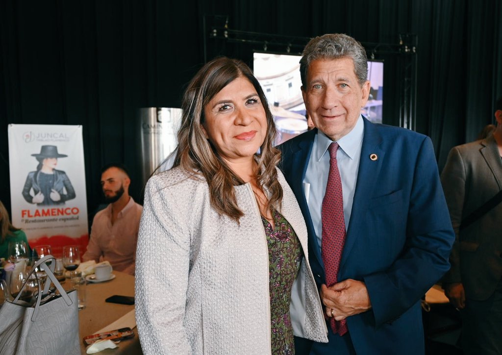 NexosTuristicos's tweet photo. Entre los invitados especiales durante la comida con motivo del #DiaDeLaHoteleria organizado por la @AsocHotelesCDMX @Rafa_GaGo, destacó la presencia de @angie_angon, Presidente del Club Skål Internacional México @skalmex y gerente general de @SecretsHuatulco y @DreamsHuatulco https://t.co/aMhUnwmeiG