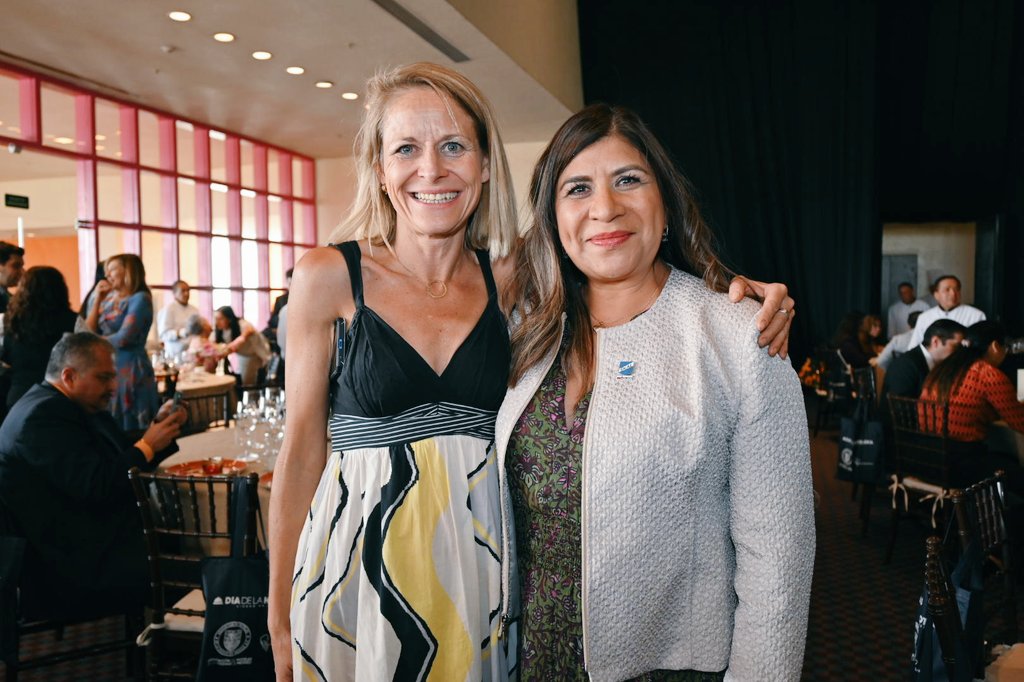 NexosTuristicos's tweet photo. Entre los invitados especiales durante la comida con motivo del #DiaDeLaHoteleria organizado por la @AsocHotelesCDMX @Rafa_GaGo, destacó la presencia de @angie_angon, Presidente del Club Skål Internacional México @skalmex y gerente general de @SecretsHuatulco y @DreamsHuatulco https://t.co/aMhUnwmeiG