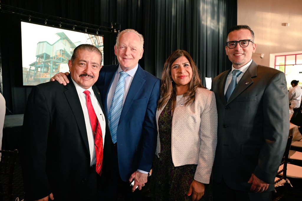 NexosTuristicos's tweet photo. Entre los invitados especiales durante la comida con motivo del #DiaDeLaHoteleria organizado por la @AsocHotelesCDMX @Rafa_GaGo, destacó la presencia de @angie_angon, Presidente del Club Skål Internacional México @skalmex y gerente general de @SecretsHuatulco y @DreamsHuatulco https://t.co/aMhUnwmeiG