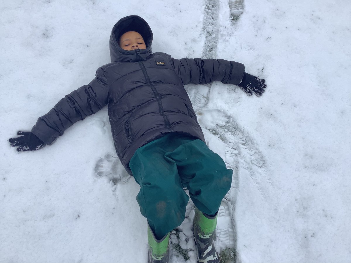 Ravens Enjoyed being out in the snow again today, they showed very good collaboration today by working together to make a snowman. They also enjoyed making snow angles. ☃️☃️☃️