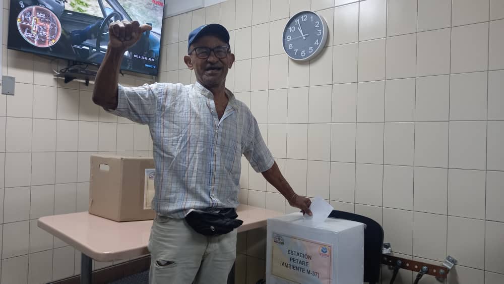 SitramecaB25's tweet photo. #10Mar || 🇻🇪 Con mucha alegría los trabajadores (as) asisten a los comicios sindicales del @metro_caracas, demostrando el ejemplo democrático que nos caracteriza. ¡Vota! 🗳️
#SitramecaDecide
#MetroDeCaracas https://t.co/1uY3Tz80XJ