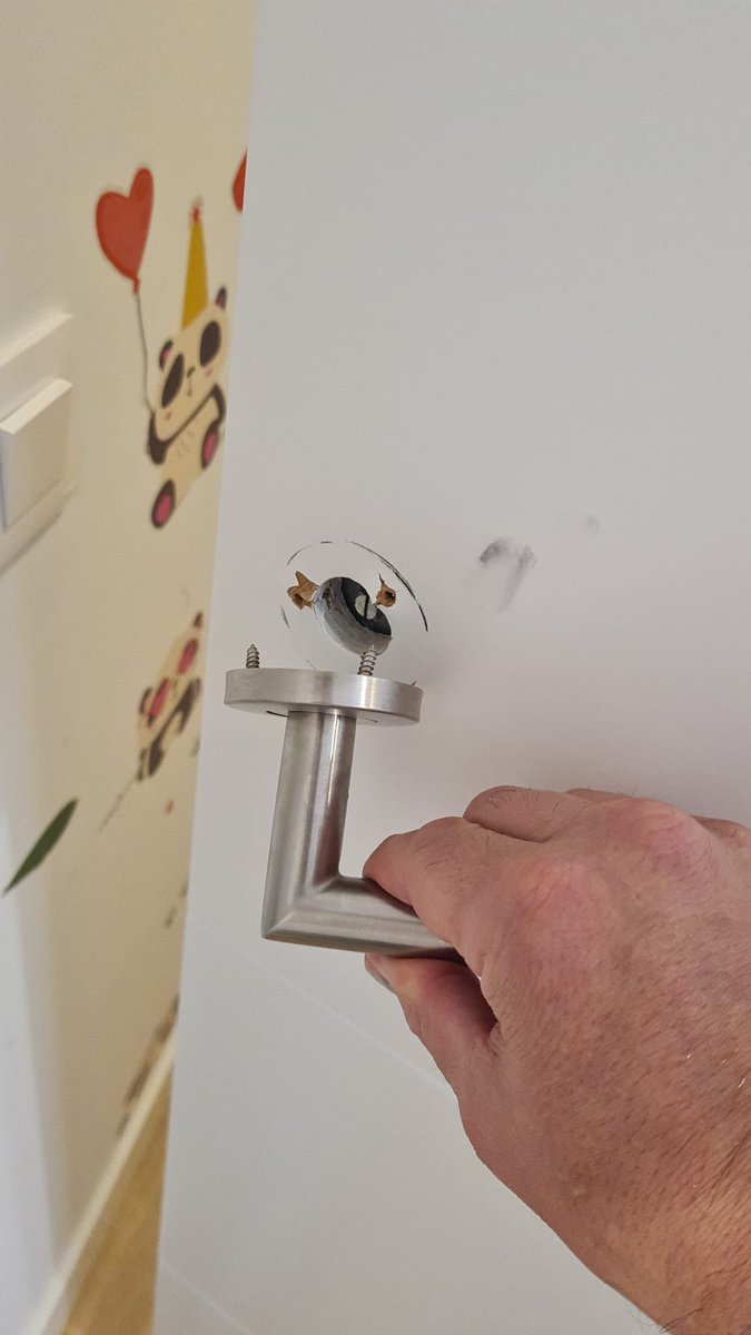 DiegoCabreraBar's tweet photo. AVISO - Abro hilo 
Pésima atención por parte de #daryahomes por la propiedad que adquirimos. Además de PELIGROSO. Los acabados son de pésima calidad, tanto que en varias ocasiones nos quedamos encerrados en estancias sin poder salir y una de ellas se encerraron dos bebés! https://t.co/m8pGaV2K0Z