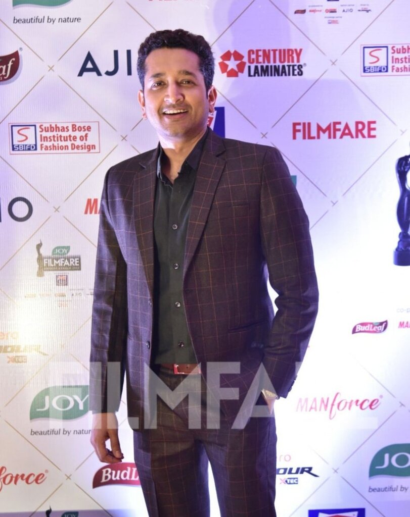 The handsome #ParambrataChatterjee graces the red carpet at the #JoyFilmfareAwardsBangla 2022. ♥️ bit.ly/3ZWs2yJ