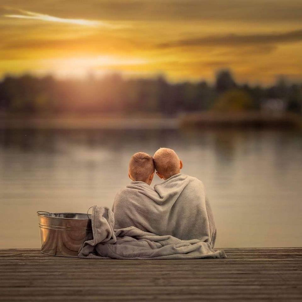 المسـافات بين البشر ليسـت مقترنة بـالحدود ،،
المسافات الحقيقية بيننـا هي مسـافات الأرواح ،،
قد يحتل روحك شخصٌ بعيد جداً ...
وقد يجالسـك أحدهم ولا تشعر بـوجوده ...
دفء القلوب لا يأتي بلمسة يد ... إنما بلمسة روح…