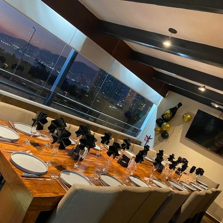 Jaime_Badillo's tweet photo. Sí necesitas privacidad, vive la experiencia en PISO 3 Acapulco, cupo máximo de 22 personas sentadas.
Cuenta con musica propia, A/A, baños, vista panorámica a la bahía de Acapulco, meseros personalizados, pantallas de 65 pulgadas y karaoke con 2 micrófonos.
#Piso3
#restaurante https://t.co/OmyOA5v6UE