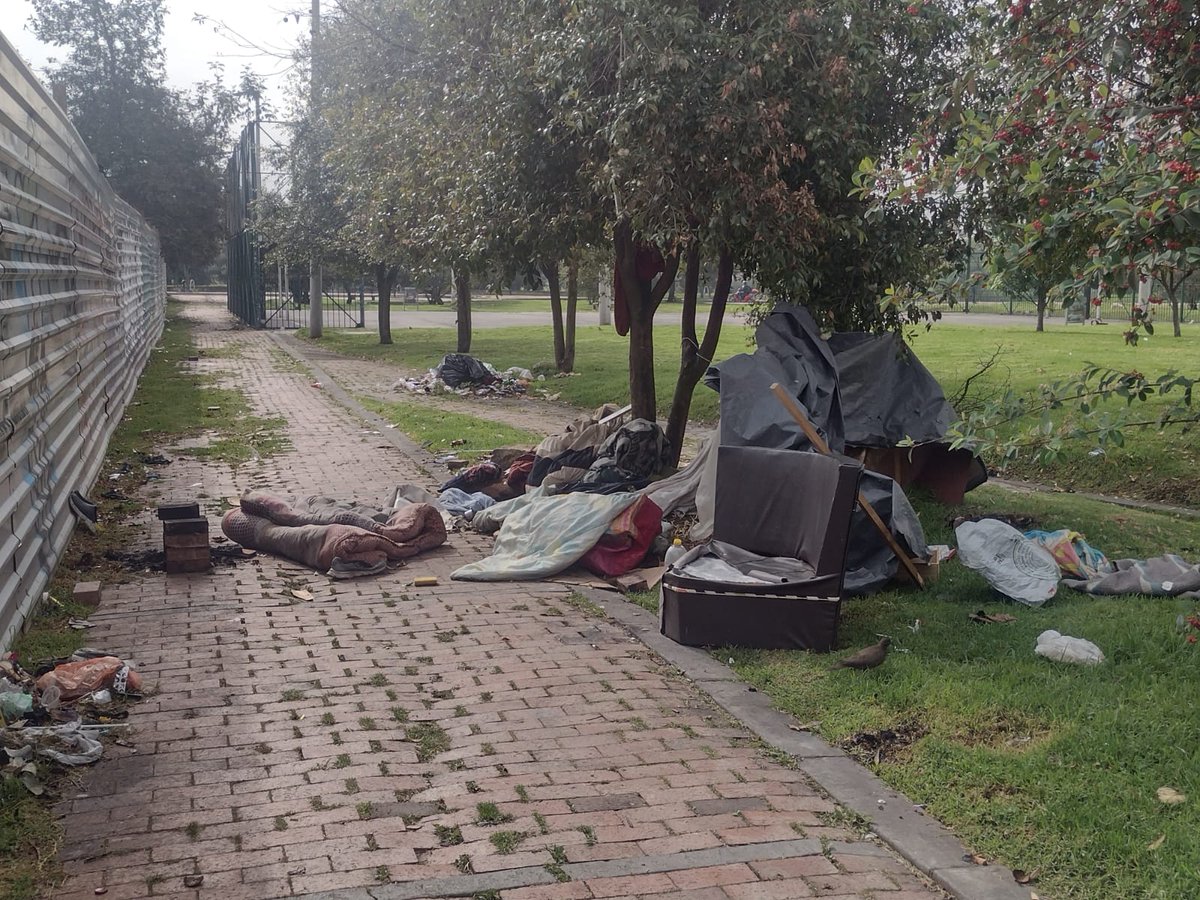 BibiSanchezE's tweet photo. En eso se está convirtiendo los parques del tintal ayuda es un foco de inseguridad las personas están viviendo allí @CiudadTintal @Citytv @ClaudiaLopez @Bogota necesitamos ayuda ya han robado niños https://t.co/2rnfnSFhA6