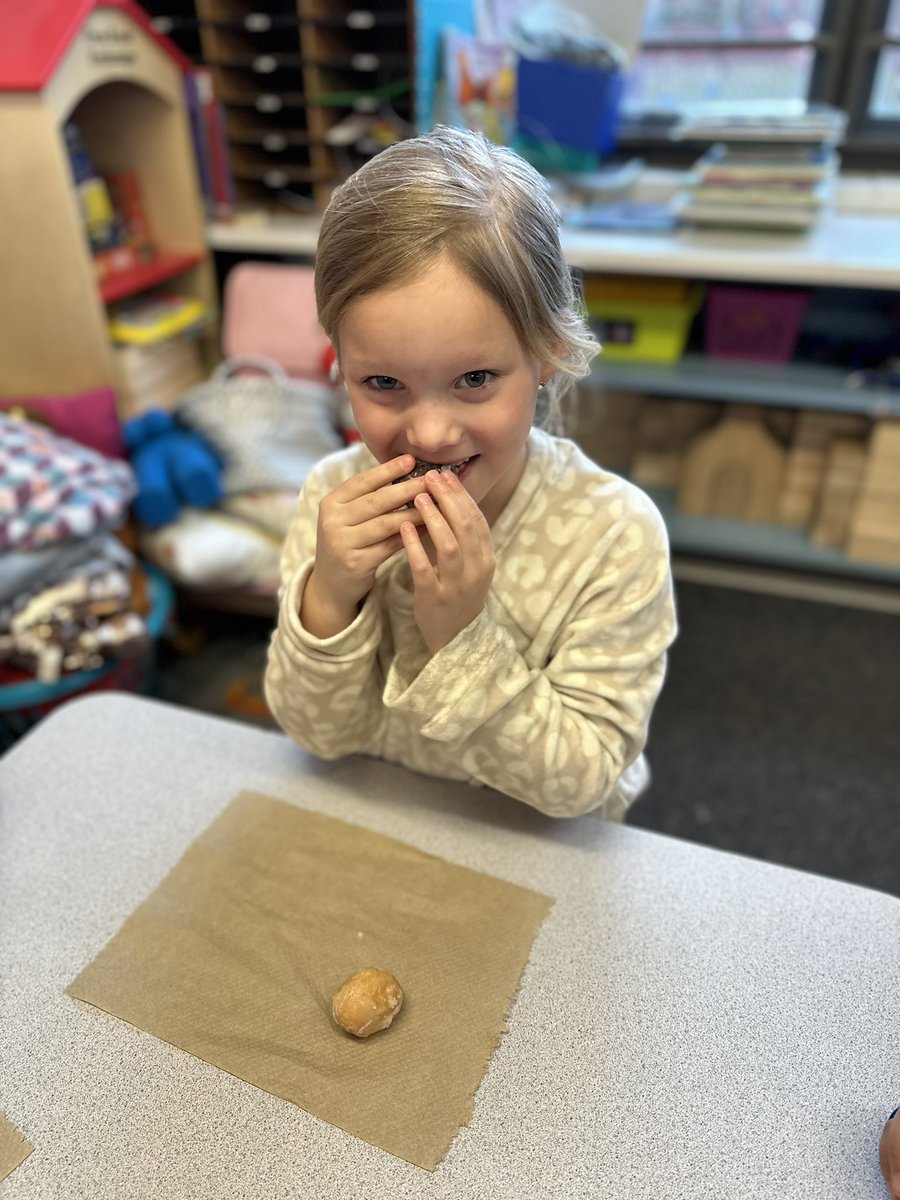MissWeadock's tweet photo. Did someone say donuts? 😋🍩 happy career day! https://t.co/8eB2tdc8gF