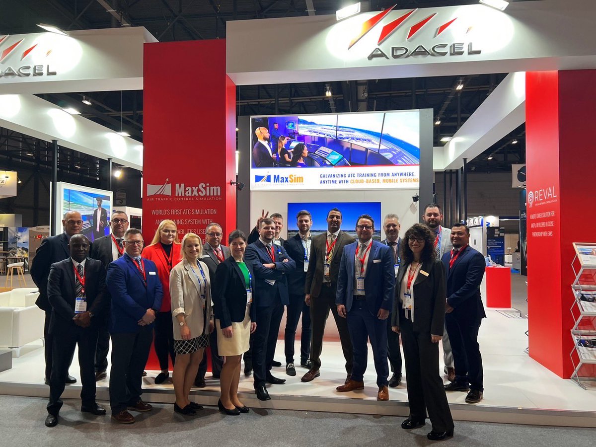 GeorgMall's tweet image. Marveling an Aurora with MaxSim in REVAL? Had a blast 🛫 #Adacel #Aurora #MaxSim #REVAL #AirspaceWorld #EANS