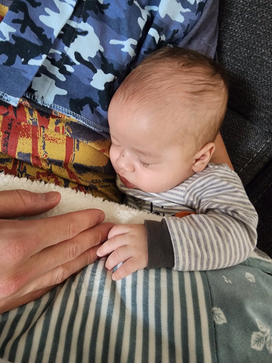DizzyKyle1's tweet photo. Poor baby doesn't feel good and just needs daddy. #baby #sick #fatherhood https://t.co/OALKHMPAtg