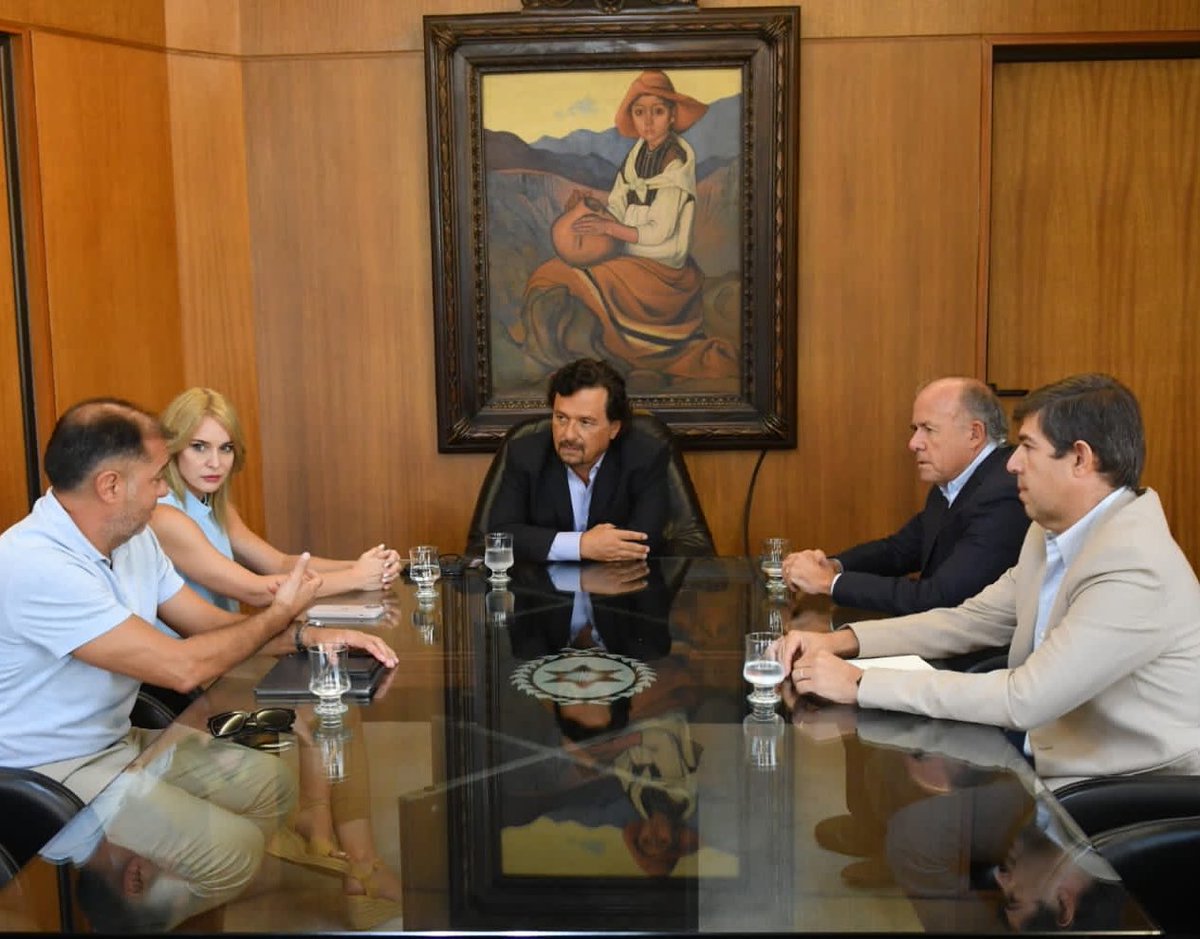 En Casa de Gobierno, me reuní con <a href="/paulabibini/">Paula Bibini</a>, presidenta de la <a href="/UISalta/">Union Industrial de Salta</a>, y directivos. Me informaron los avances de la construcción de la nueva sede social de la institución y conversamos sobre diferentes proyectos y desafíos de la industria (+)