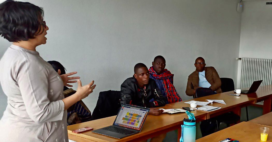 IDA's Amba Salelkar, facilitating the preparatory session and interacting with participants 