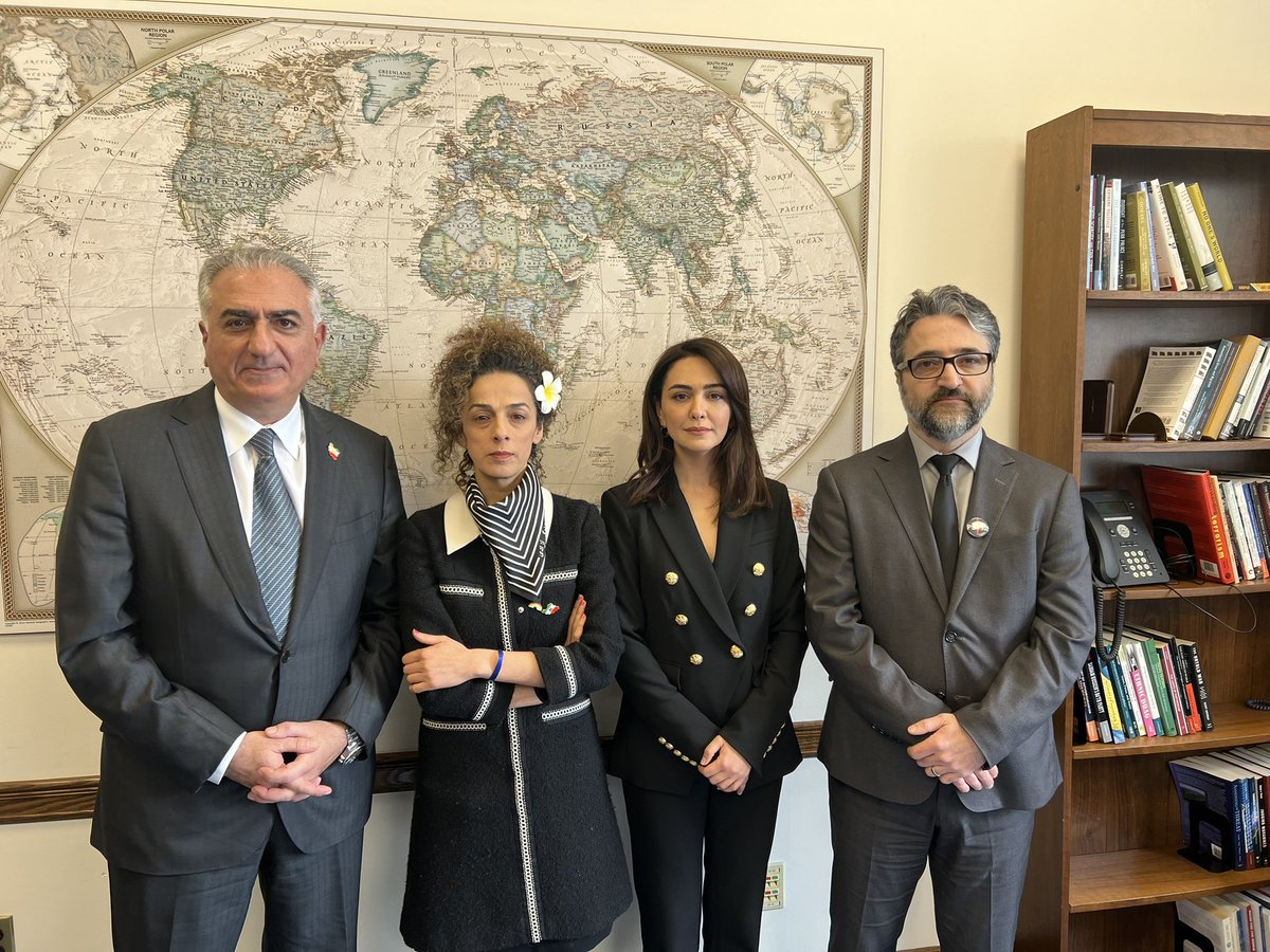 AlinejadMasih's tweet photo. منشور مهسا (منشور همبستگی و سازماندهی برای آزادی ایران) بعد از جلسات متعدد حضوری و آن‌لاین امروز منتشر شد.
همبستگی ایرانیان داخل و خارج برای گذار از جمهوری اسلامی و رسیدن یک ایران سربلند سکولار دموکرات.
#مهسا_امينی‌ 
#ایران_متحد
#زن_زندگی_ازادی 

https://t.co/D9KBhuIm5q https://t.co/z0Ro1XjAoh