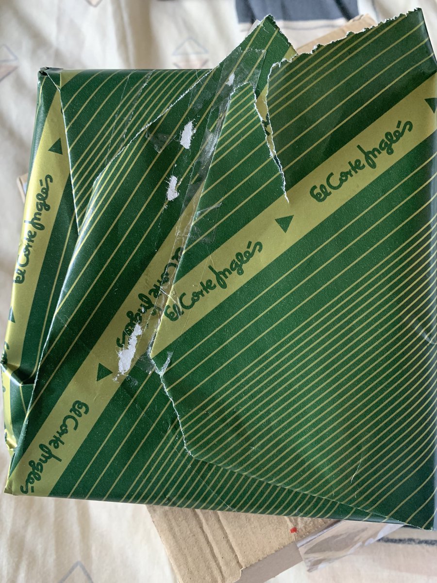 riera_silvia's tweet photo. @elcorteingles @elcorteinglesac  Si esto es envuelto para regalo que baje Dios y lo vea, estuve muchísimos años trabajando con vosotros y nos hacían cursos para envolver y cuando era de firma con papel corporativo de la firma, igual deberías volver a impartir https://t.co/iZSfyfR058