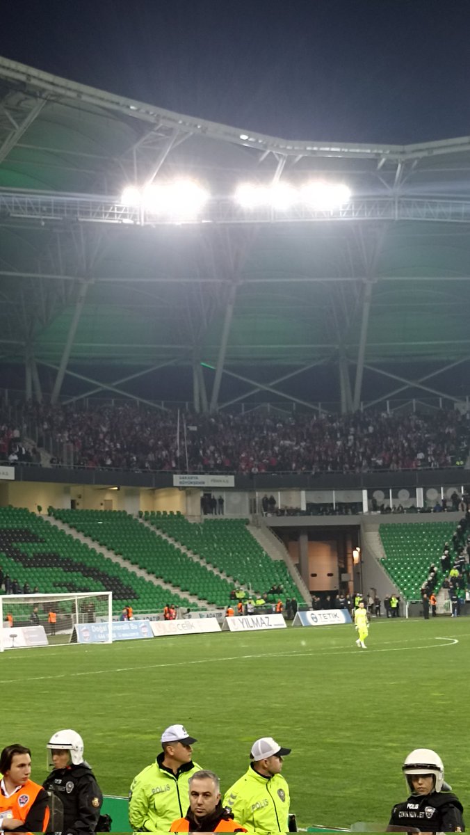 bc1965_'s tweet photo. PANKARTSIZ DEPLASMAN YAPANDA NE BİLİM HAFIZ 😂😂😂 #Sakaryaspor #Samsunspor #Tatangalar https://t.co/GLS1oli5qT