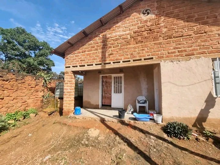 ServiceSammy1's tweet image. #Lubumbashi #HautKatanga #avendre #forsale
House for sale near Congo Kiwele (ref christ king school and bolingo party hall) just a few meters from the main road. 
Commune Ruashi, Quartier SHINDAYIKA, The house is used as a hospital, it has 3 bedrooms, living room, kitchen,