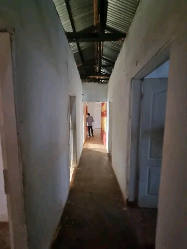 ServiceSammy1's tweet image. #Lubumbashi #HautKatanga #avendre #forsale
House for sale near Congo Kiwele (ref christ king school and bolingo party hall) just a few meters from the main road. 
Commune Ruashi, Quartier SHINDAYIKA, The house is used as a hospital, it has 3 bedrooms, living room, kitchen,