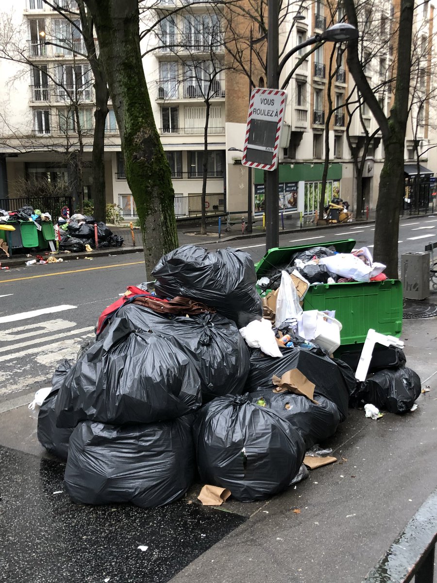 Benvenuti a Napoli !
On remercie encore <a href="/EricPliez/">Eric Pliez</a> de stabiliser le stock municipal de pipes à crack, plutôt que de chercher à évacuer les ordures.
#saccageparis