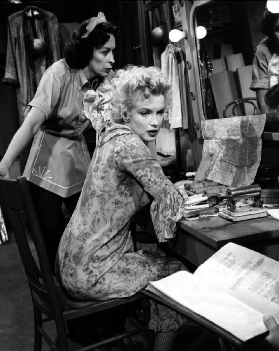 Marilyn on the Bus Stop set, Cherie’s map to Hollywood &amp; Vine propped up against the mirror. Eileen Heckart in the background. 1956 💋
#MarilynMonroe