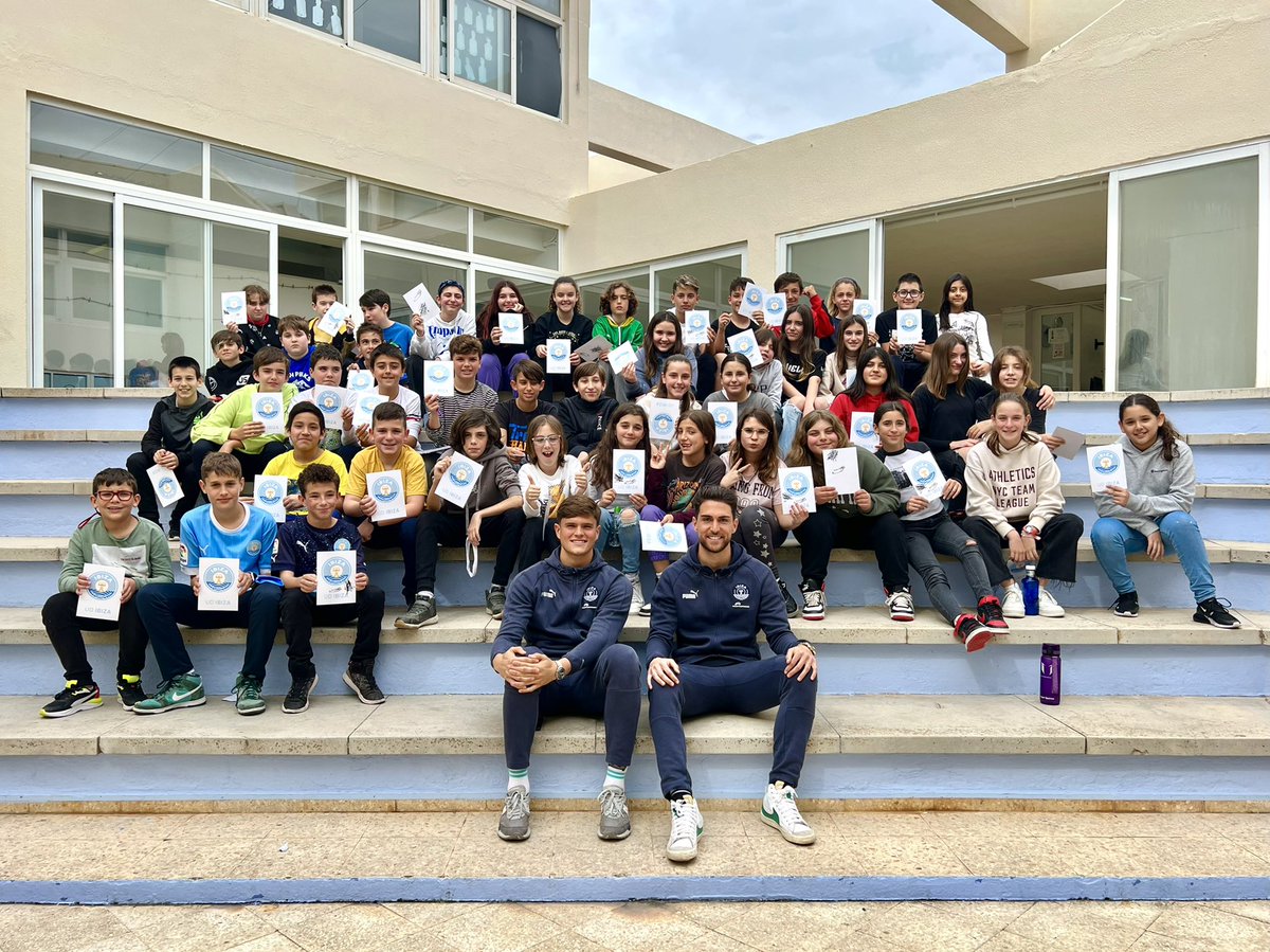 🏫 ¡<a href="/juanibiza17/">Juan Fernández</a> volvió al colegio donde pasó parte de su infancia, el CEIP Can Misses, y lo hizo acompañado de <a href="/Martoinj5/">Martin Pascual</a>!

👨‍🏫 Ambos hablaron, entre otras cosas, de la importancia de llevar un estilo de vida saludable siendo jugador de élite. 

#VamosIbiza 💙 #IbizaInClass 📚