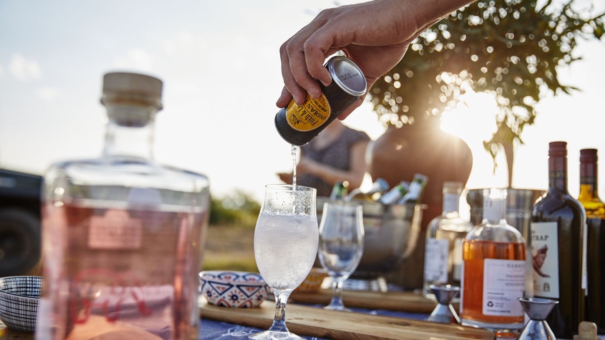 Sundowner 🍹
(noun)
1. a drink at sunset in a beautiful spot
2. the perfect way to start the weekend

Photography: Craig Scott