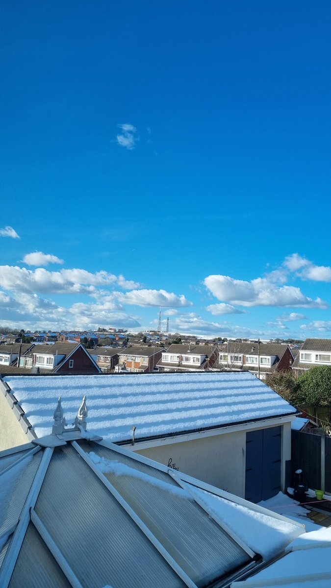Massoud2121's tweet image. What a difference a day makes. First Friday off work in a while so I might use the rest if the daylight and go for a walk. Would be nice to capture some cool wildlife photography in the snow before it all melts away 🙂

#snowday #snowinmarch #blueskies #snow #viewfromhome #uk