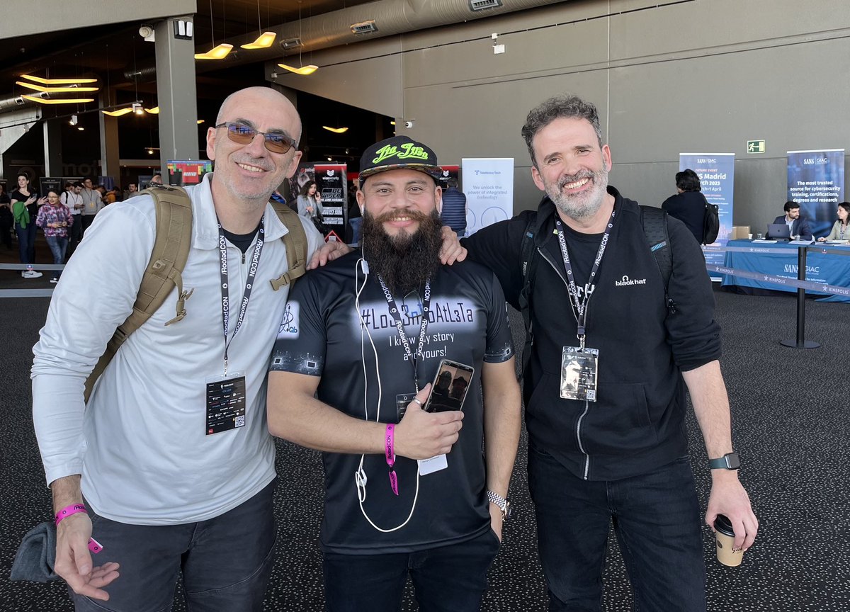 cybercaronte's tweet image. Vaya alegría nos acabamos de llevar @tuxotron y yo al encontrarnos con @poolfme de @LaJauladelN00b en @rootedcon ¡grandes!