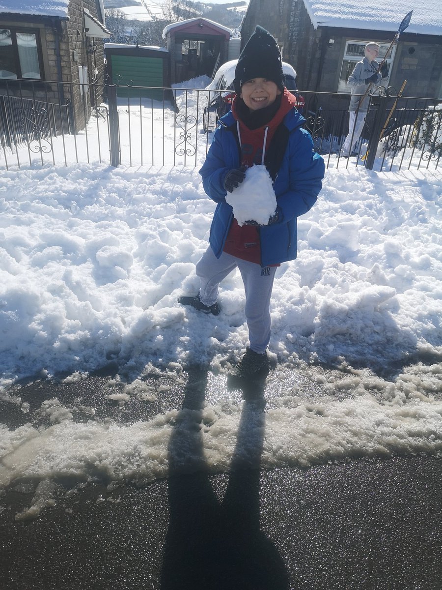 becemwhiteley's tweet photo. @yr5melthamce m enjoying the snow and a very deep footprint that he found https://t.co/UFuXMZWIgL