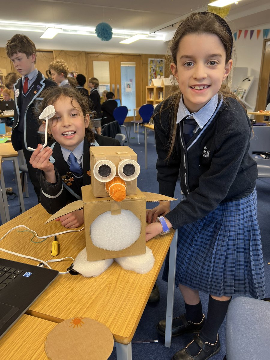 HolmewoodOnline's tweet photo. Year 4 enjoying their ‘Robot Petting Zoo’ workshop, run by @UCanTooTech
They have discovered how to design, build and program their own robotic animals using motors and sensors. How creative! 🤖 #STEM #Ucantoo https://t.co/BBfdqfClRe