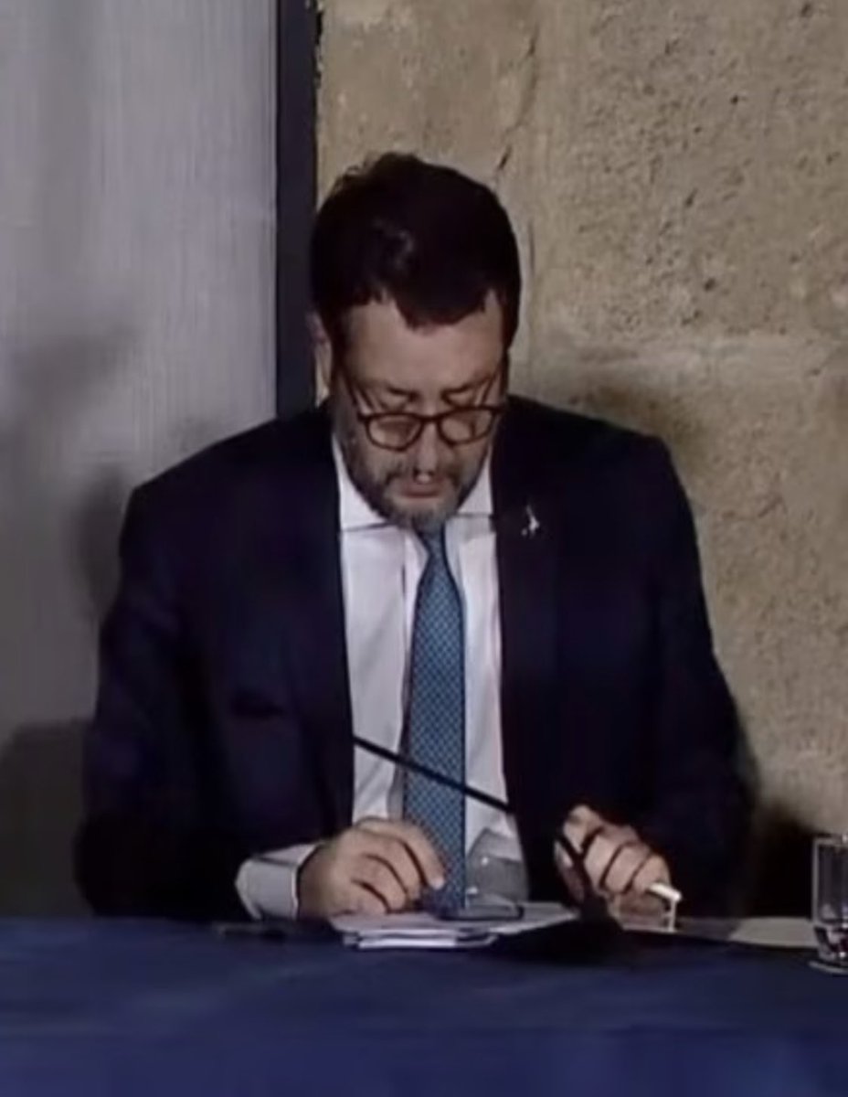 Non so più come insultarlo!
Ma perché manteniamo questo incompetente?
#SalviniPagliaccio