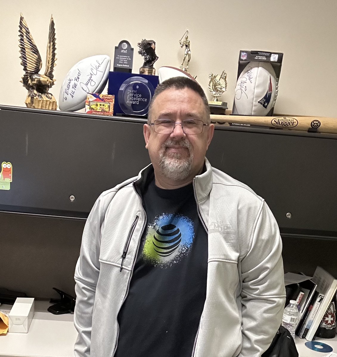 EugeneRadford's tweet image. One of my favorite AT&amp;amp;T t-shirts and definitely my favorite jacket (#MDPAlumni)  with items in the background representing just some of the great memories over the past 21 years.  #EAW23 #MBCGoodstuff