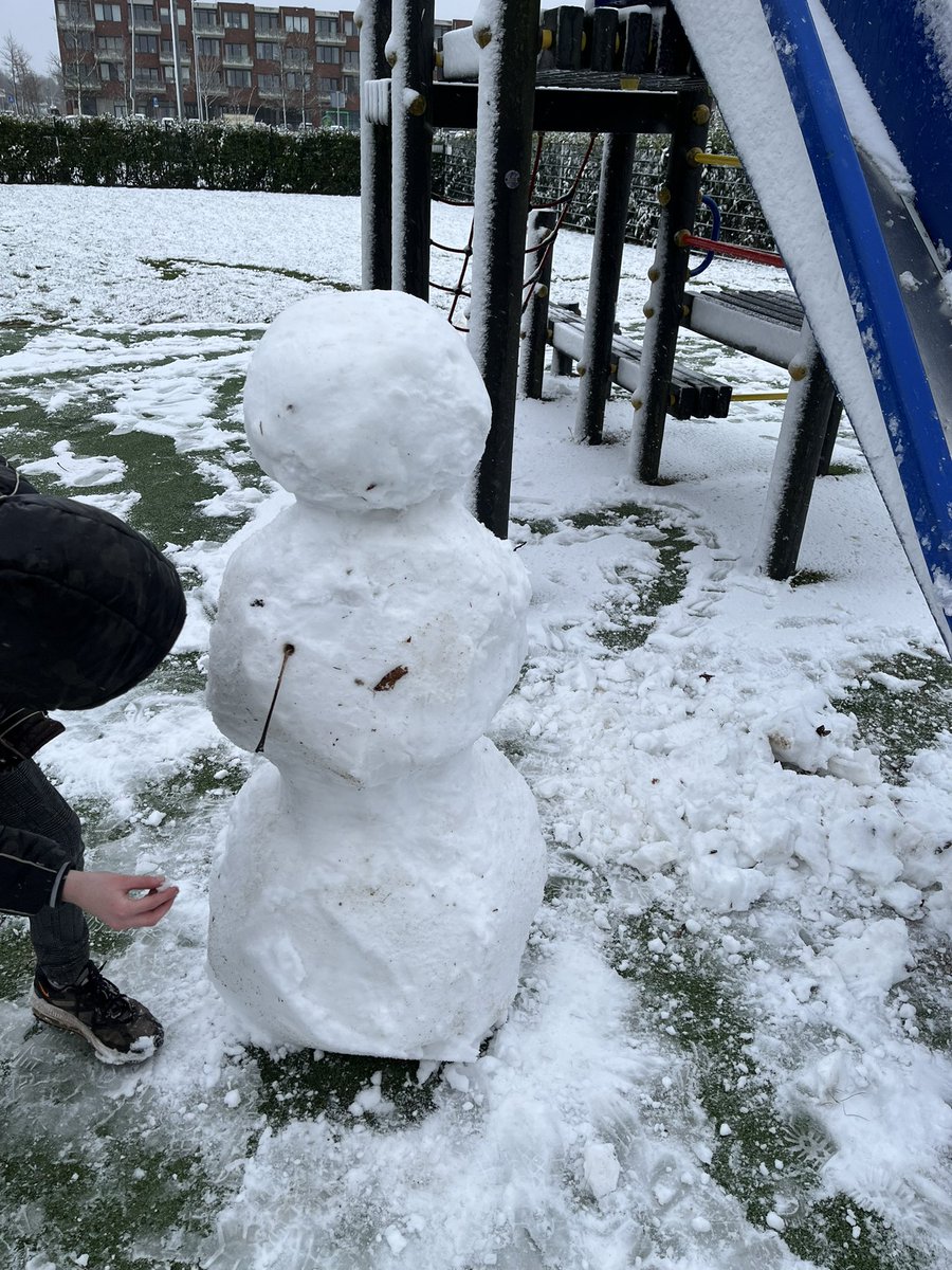 Maart roert zijn staart. #sneeuw #raar