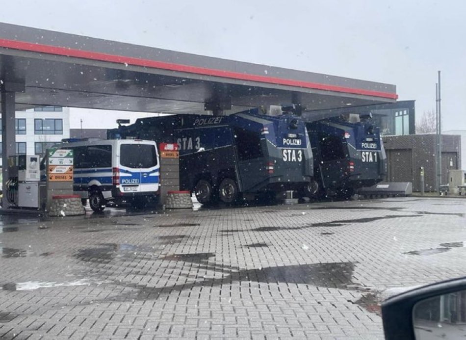 German (!) water cannons have been spotted on the highway to The Hague, where the farmers’ protest will be held tomorrow. Earlier this week the mayor announced he might deploy army trucks. This is what ‘the right to protest’ looks like in our ‘liberal democracy’. #dutchfarmers
