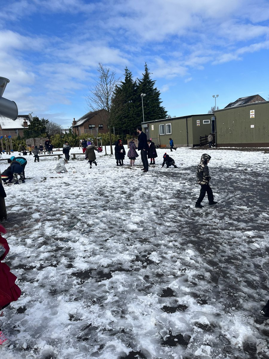 NewParkPrimary's tweet photo. Key Stage 1 enjoying the snow ❄️ ⛄️ #NP_1H #NP_1B #NP_2S #NP_2L https://t.co/rVXZXp23qD