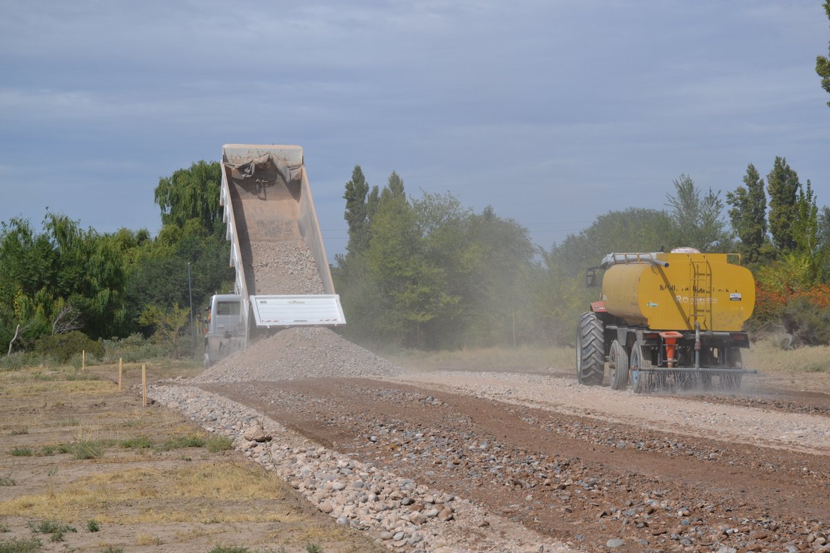MASTERPLAN-LOTEO SOCIAL
Apenas han transurrido 7 meses desde la presentación y lanzamiento del #MASTERPLAN y hoy podemos ver que los sueños se hacen realidad con trabajo y persitencia.
🚜Comenzaron los trabajos en el terreno de amanzanamiento y demarcación de los lotes sociales