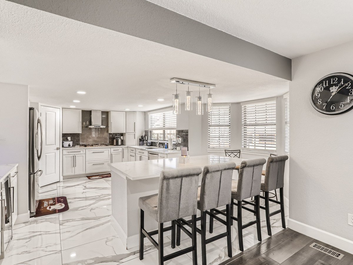 sydnikautzrltr's tweet photo. 🛏️ 5 Bedrooms
🛁 5 Bathrooms
🏡 2,507 Square Footage
3815 S Kalispell St • Aurora, CO
#EliteHomePartners #kellerwilliams #realtor #realestate #coloradorealestate #realestateagent #denver #denverrealestate #denverRE #sellingcolorado #justlisted #corealtor #forsaleindenver https://t.co/NnNKxC5NHv