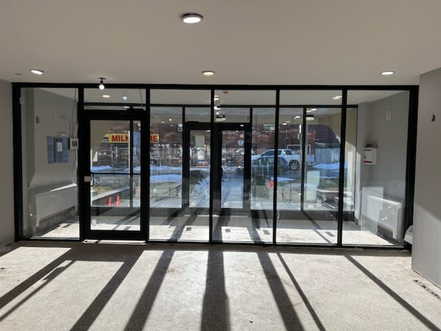 sgcgroupinc's tweet image. Check out our new aluminum commercial entrances! 🏢 These doors are not only modern and sleek, but also incredibly efficient and expertly crafted.  🔑💼 #CommercialEntrances #AluminumDoors #EfficientSecurity #ExpertCraftsmanship #ModernDesign #SleekStyle