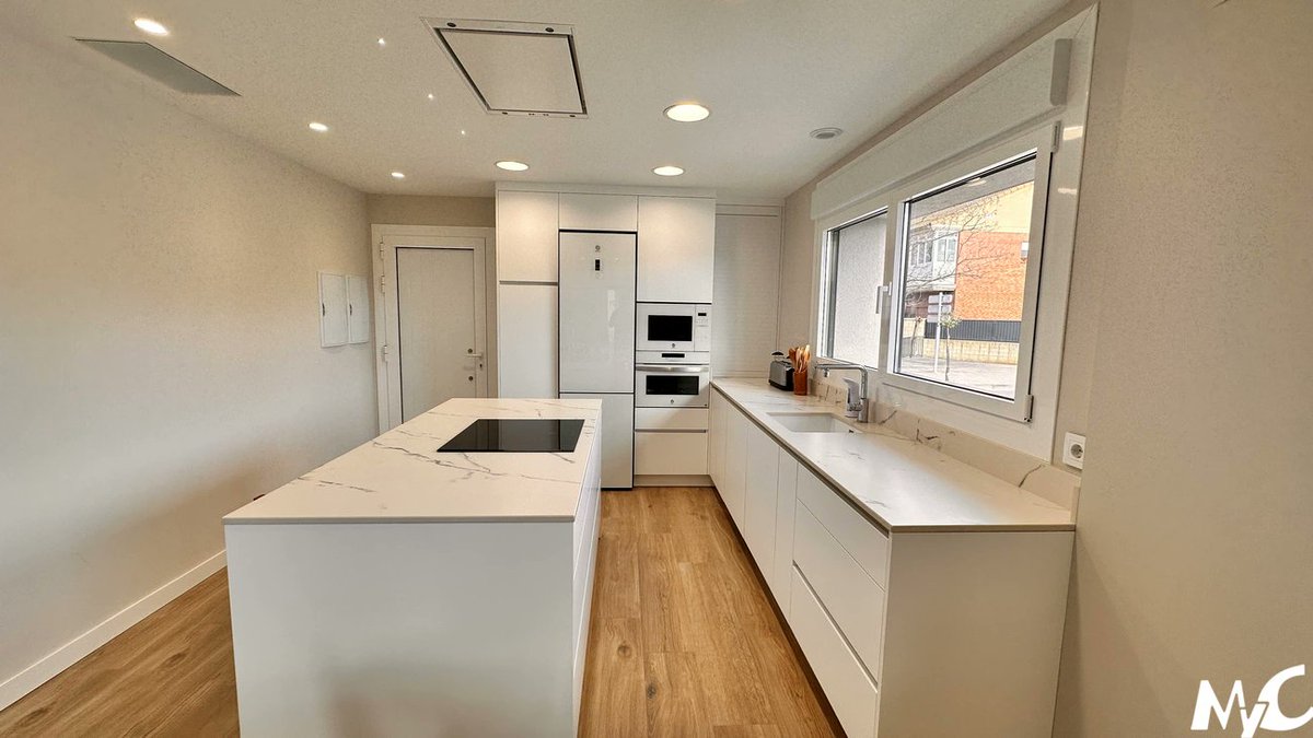 mycandosilla's tweet photo. Instalación de cocina con isla en blanco mate, antihuellas y encimera Dekton Kairos en 2 cm.

Cosas a destacar: campana en el techo con cajón de recirculación, placa en la isla, fregadero bajo encimera blanco, electrodomésticos de balay de cristal blanco, mueble persiana blanca. https://t.co/G9f8xuGqyC