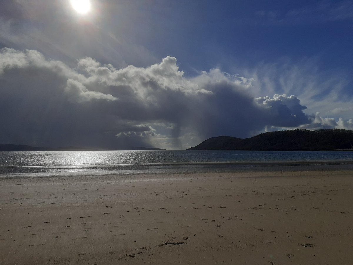 LorneOban's tweet photo. Looks like rain or hail showers approaching Tralee Bay. A very brisk walk today! #Benderloch https://t.co/fS73XlDlmj
