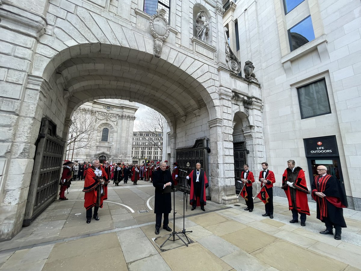 templebarlondon's tweet photo. Today was the ‘Opening of the Gates’ at #templebarlondon in the presence of
HRH The Duke of Gloucester KG GCVO FRIBA and  the Rt Hon The Lord Mayor, Alderman Nicholas Lyons. Welcome! https://t.co/5R8WYUdRO5