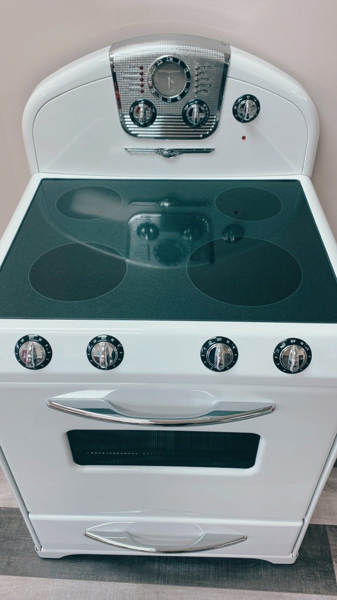 Shout out to you beauties going for classic, always-in-style, crisp, clean... white👌🏼