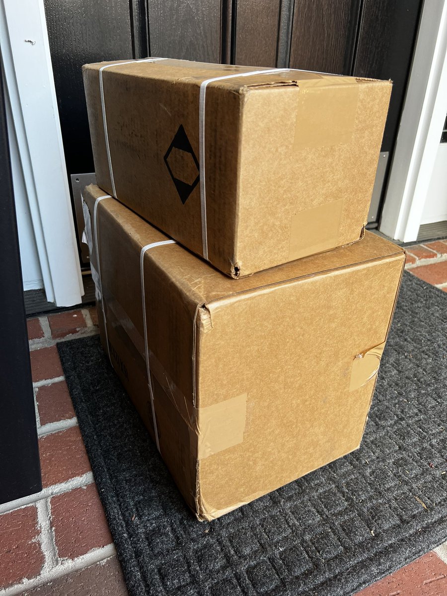_CaRtOoNz's tweet photo. Delivery Guy: "These some heavy boxes man, you order lead bricks? LOOOOL!"

Me: 😅"Kiiiiinda? Take care Charles!" https://t.co/tyemYjhPOp