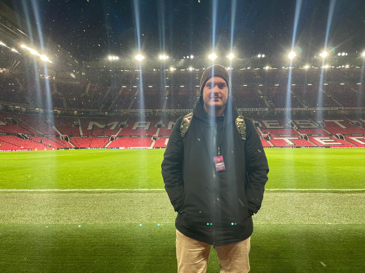manu_colchon's tweet photo. Finalizamos nuestro viaje a Old Trafford cubriendo al #RealBetis en una visita histórica. El Teatro de los Sueños, nevando y un ambiente espectacular. Valga la redundancia, un sueño. Fue duro pero mereció la pena.

Acompañado de los mejores, como siempre. https://t.co/ToehhCVTqa