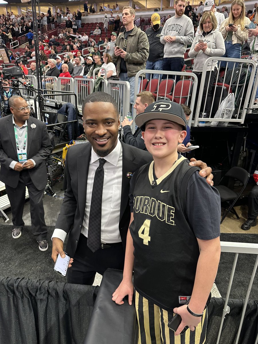 mj_rich24's tweet photo. @RaphealDavis3 hooking little man up today! Thank you! #BoilermakerFamily #BoilerUp https://t.co/DCL6bQNKJc