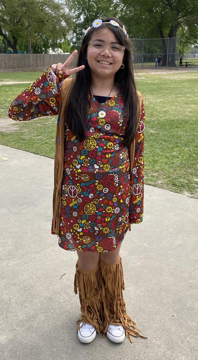 BaxRhonda's tweet photo. It’s Specials Day @GreenwoodKISD @KleinISD @KleinISDJasmine Singing &amp; dancing to songs from 8 decades. S’s &amp; T’s were rocking the clothes! #finearts #physicaleducation #KleinFamily #KleinISDPRSquad https://t.co/tlwHuQJdC9